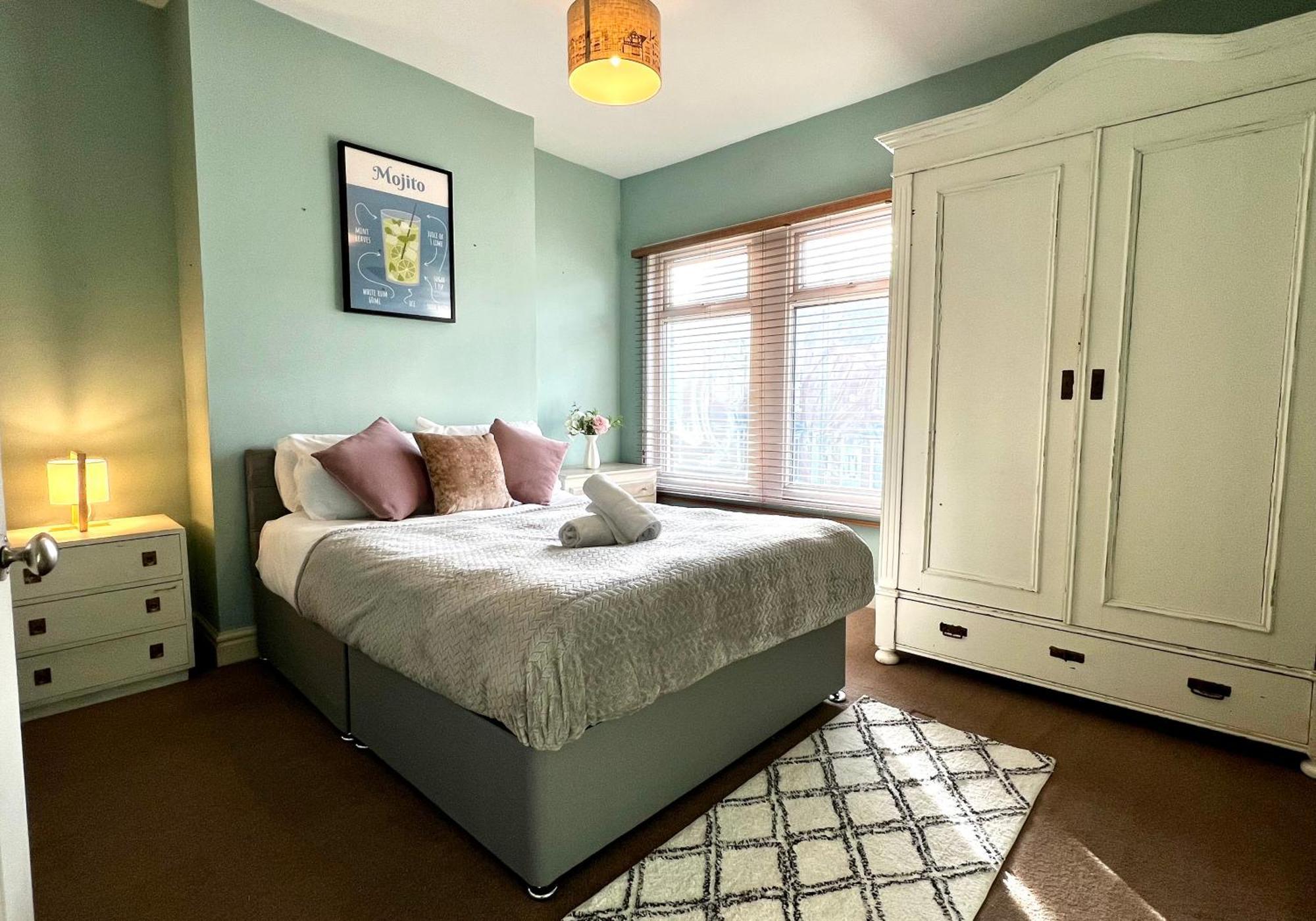 Last-minute Escape L Exclusive L Sleeps Up To 6 L Free Parking L 73 Selsey Road L Jvt Short Lets L Apartment