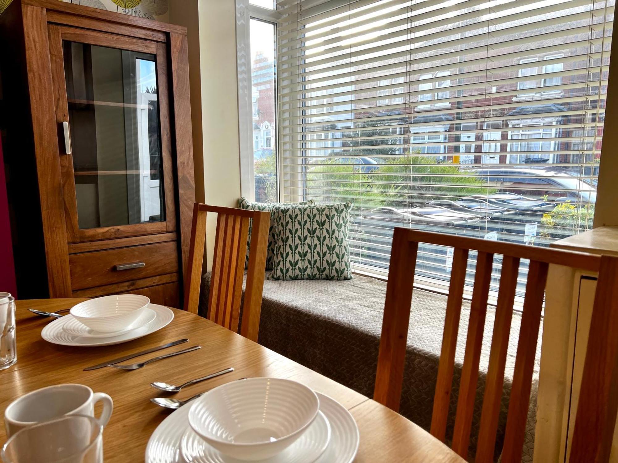 Last-minute Escape L Exclusive L Sleeps Up To 6 L Free Parking L 73 Selsey Road L Jvt Short Lets L Apartment