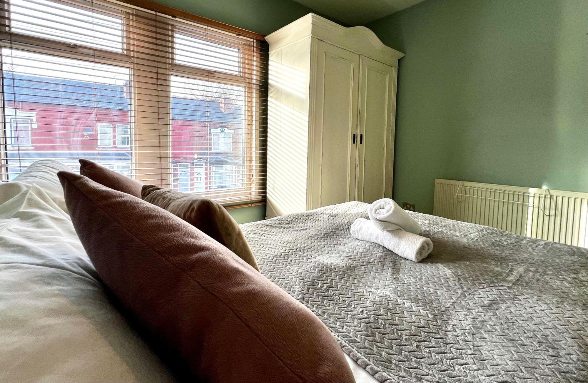 Last-minute Escape L Exclusive L Sleeps Up To 6 L Free Parking L 73 Selsey Road L Jvt Short Lets L Apartment *