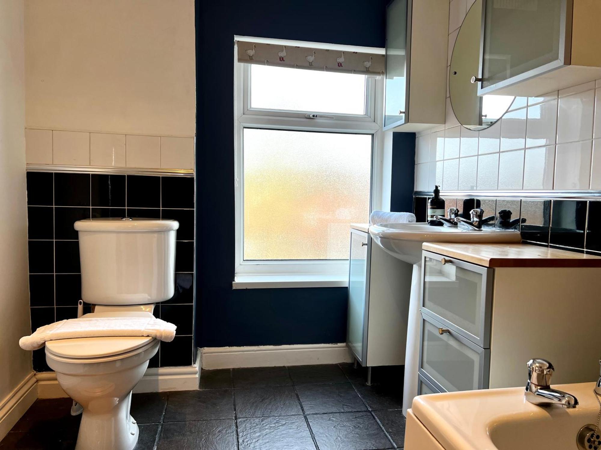 Last-minute Escape L Exclusive L Sleeps Up To 6 L Free Parking L 73 Selsey Road L Jvt Short Lets L Apartment Birmingham
