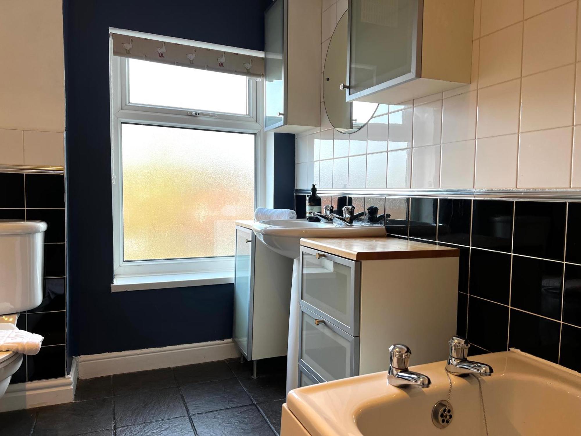 Last-minute Escape L Exclusive L Sleeps Up To 6 L Free Parking L 73 Selsey Road L Jvt Short Lets L Apartment